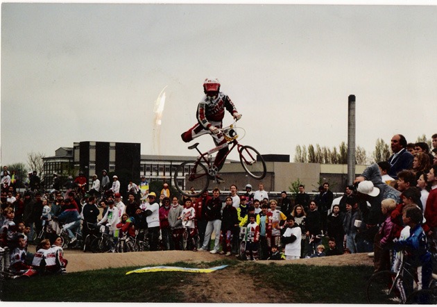 This may be the must do trick right now, but Stephen was throwing these across race track doubles back in his Titan Race Team days! Check the crowds and check the style – Nac Nac, UK [Old Skool].