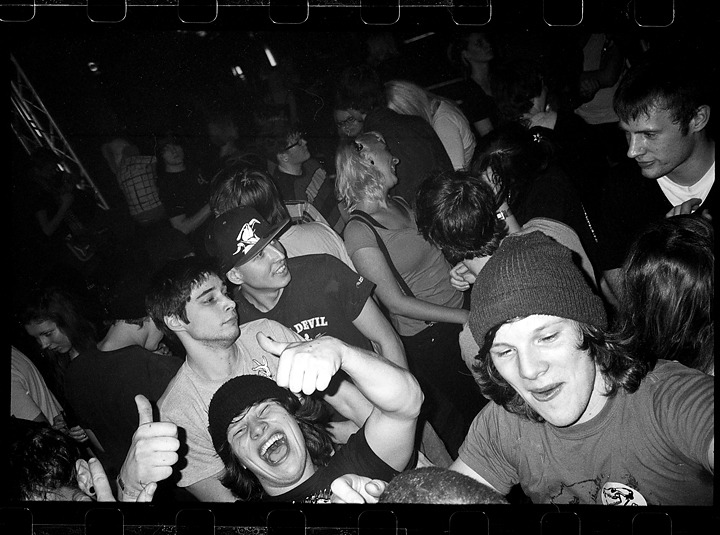 Bruzas in crowd [sat nite] _1_sRGB_(c)NathanBeddows2010