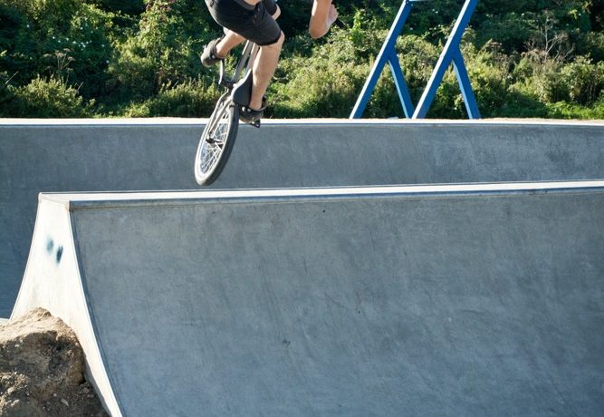 As the bike comes out of the top of the spine start twisting into the spin as normal (by this point we’ll assume you have both 360s and tables down before trying this move) but let the bike drift away from you a little so you can get your bike tabled.