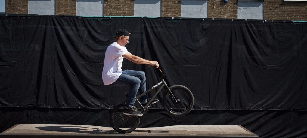 Once you feel comfortable pulling back into that position, you need to start balancing the manual for a distance. Speed helps for manuals, so roll along around jogging pace (or faster if you
feel comfortable).