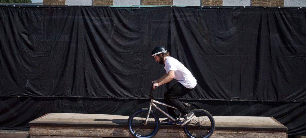 You can alter your balance point on the pegs by moving the bars side to side. It shouldn’t be big movements though, just enough to keep your weight exactly over the pegs and ledge. If you’re doing this on a flat rail, the bike is much more likely to move sideways. Keeping your bike balanced by moving the bars side-to-side will come into its own now, but the balance point is basically the same.