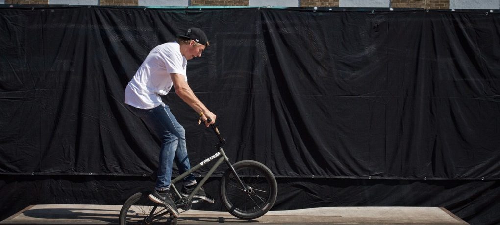 It doesn’t matter how much ledge you grind, but it’s generally easier if your feeble is quite short. After you’ve slid a little, you need to burst up out of the compressed position you’ve been in.