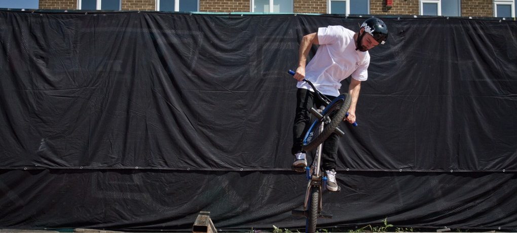You’ll find you’ve already done some of
the 360 in the carve. This is fine, just don’t carve too much into it as it’ll set you off spinning in strange directions. In frame
four you can see this point just before you pop off the ground. You do need to hop in these 360’s too, much more than in a 180. At the point when your carve finishes, really pull up into a hop.