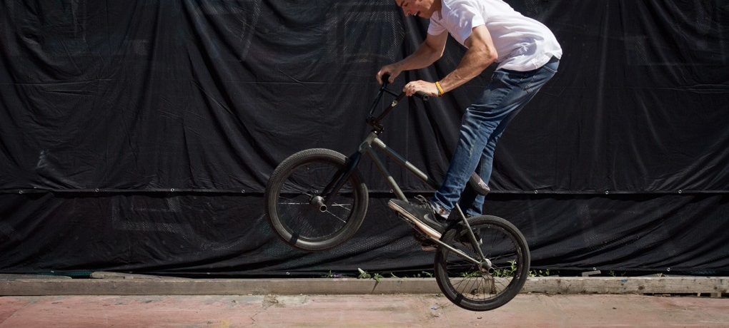 Start levelling the bike out by pushing the bars forward. Your bike wants to be highest as it levels out. Again, don’t tuck up on this, you’ll be needing room to throw the bars around.
