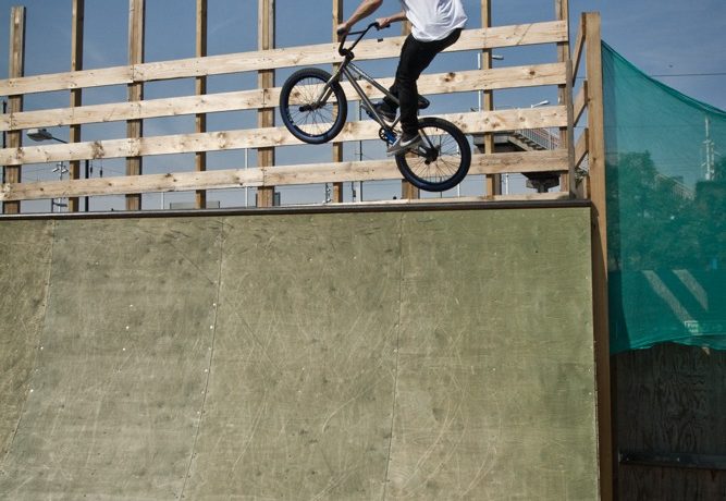 With that extra speed you have, you should pop out of the top of the quarter without too much effort. You’ll be airborne for a very short time. When this happens, you need to kick the back wheel out onto the deck so you’ve turned 90 degrees. Also, during this time in the air, slam the brake on.
