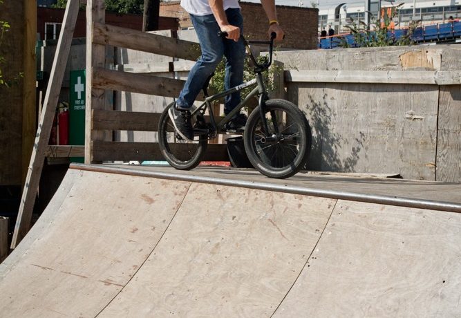 Find a quarter that’s between four and five foot tall. It’s better if the deck is long enough for you to get a decent roll before you actually drop in.