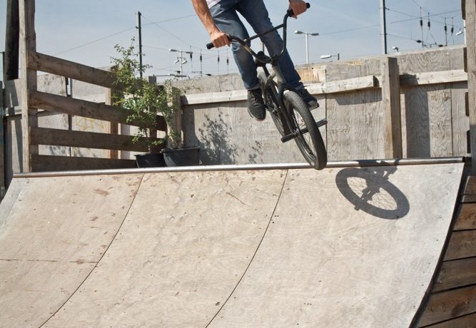 The back end should ‘Hang-up’ on the deck when you reach 180 degrees, whilst your front end hangs over the coping. This can be a strange position to be in as it’s hard to balance. When both wheels are touching the ramp, hold your weight back over the back wheel.