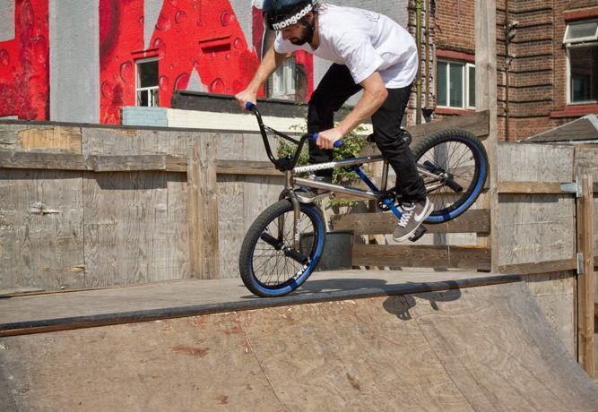 Once you’re comfortable doing that, take your foot off and like the name suggests, jam it in your front wheel. Make sure your shoe is firmly against the forks. You need to take your foot off the pedal during the short time you’re in the air. Notice in the previous frame when the foot actually comes off the pedal.