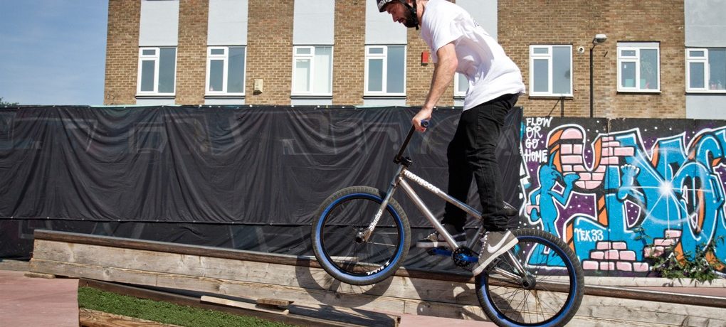 With a regular toothpick hangover on a bar, you can aim the front peg down, throw the rear end over and
as the bike is coming down it doesn’t really matter if
the back end becomes level with the rail.