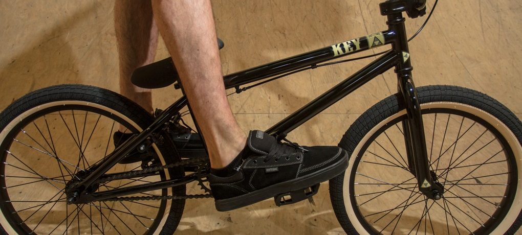 The following paragraphs are somewhat of a grey area within BMX, as there isn’t really a right or wrong on what stance
you choose to adopt. Rather, there’s an unwritten attitude that it’s better for your front foot to be forward from your rear
peg. This isn’t affected by which side you grind on, as you can be regular yet grind on the opposite side.
The unflattering term used for riders whose foot positioning differs from this is goofy. The term also stretches to the direction of your spin. Regular riders spin into their rear foot and vice versa with a goofy stance.
Having a goofy stance won’t affect your riding; some of the best riders in the world are goofy. Certain tricks can be easier and what’s also common is riders simply lose a preferred way to spin or grind altogether, which can’t be a bad thing. Sometimes it might just be the side you grind on or the way you spin which is goofy. Essentially,
it doesn’t really matter; there are no right or wrongs on this one.