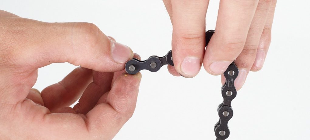 You’ll need to remove the broken link with the chain tool. You can see between the fingers here how big one link is (it’s also clear in step six).
