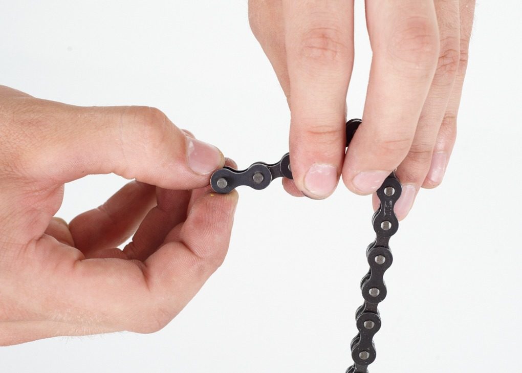 
You’ll need to remove the broken link with the chain tool. You can see between the fingers here how big one link is (it’s also clear in step six).