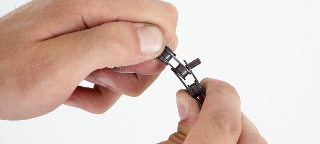 You can see here how the pin isn’t all the way out. This’ll help when you put the new link in. Pull out the offending link. Now we can put a new one in.