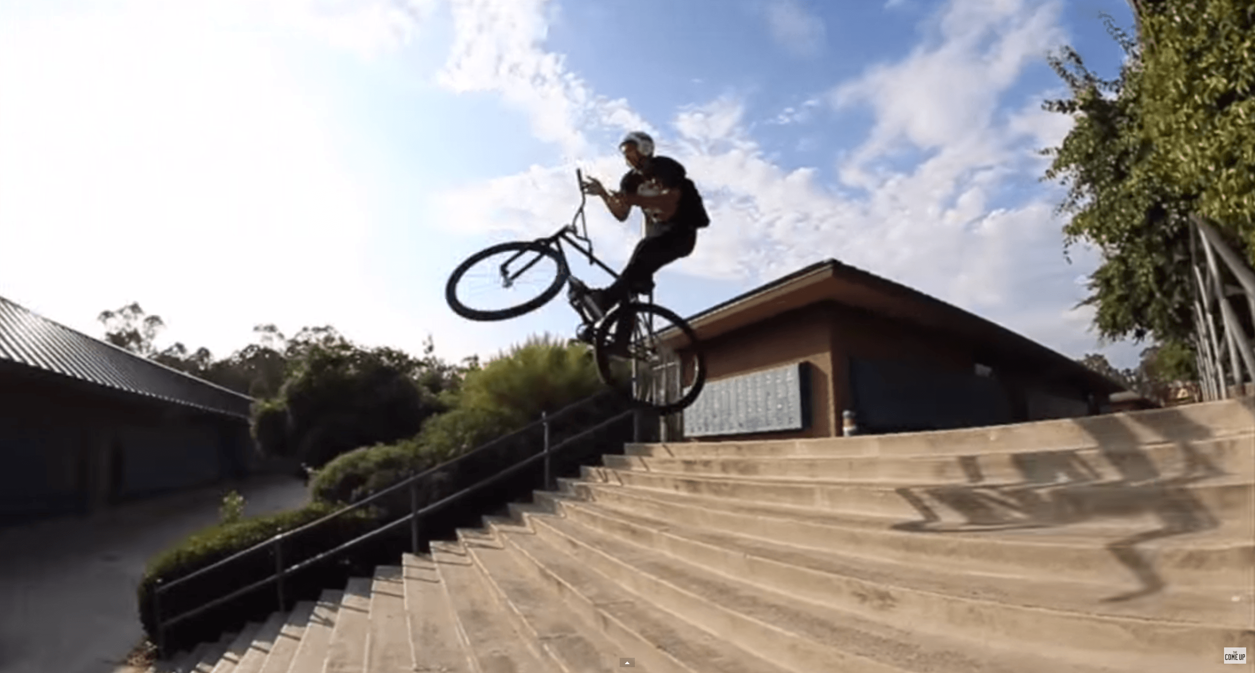 Guy tries to Barspin a 20 set on a Fixie